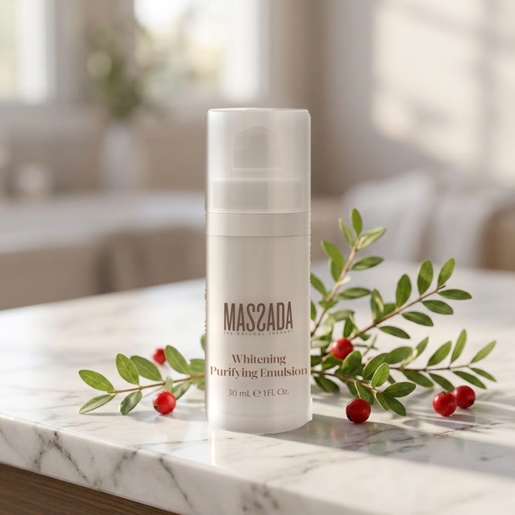 Massada Emulsión Blanqueadora Purificante 30 ml sobre una encimera de mármol, junto a ramitas verdes