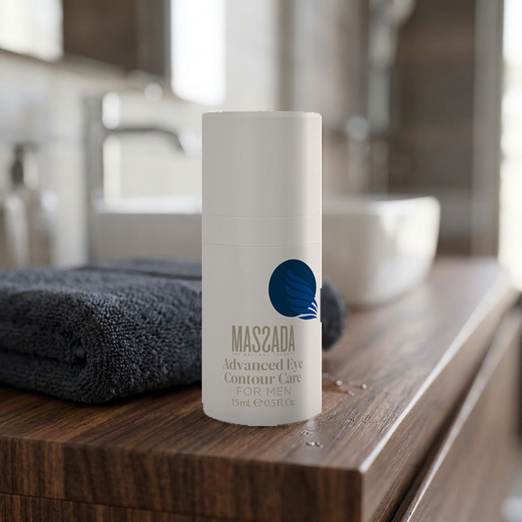 Massada Men Advanced Eye Contour Care 15 ml sobre una encimera de madera junto a una toalla gris