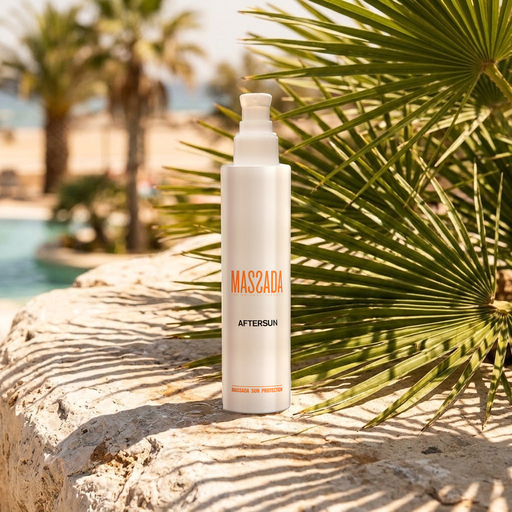 Massada Aftersun Calmante e Hidratante 200 ml sobre una roca al sol, junto a una palmera y una piscina
