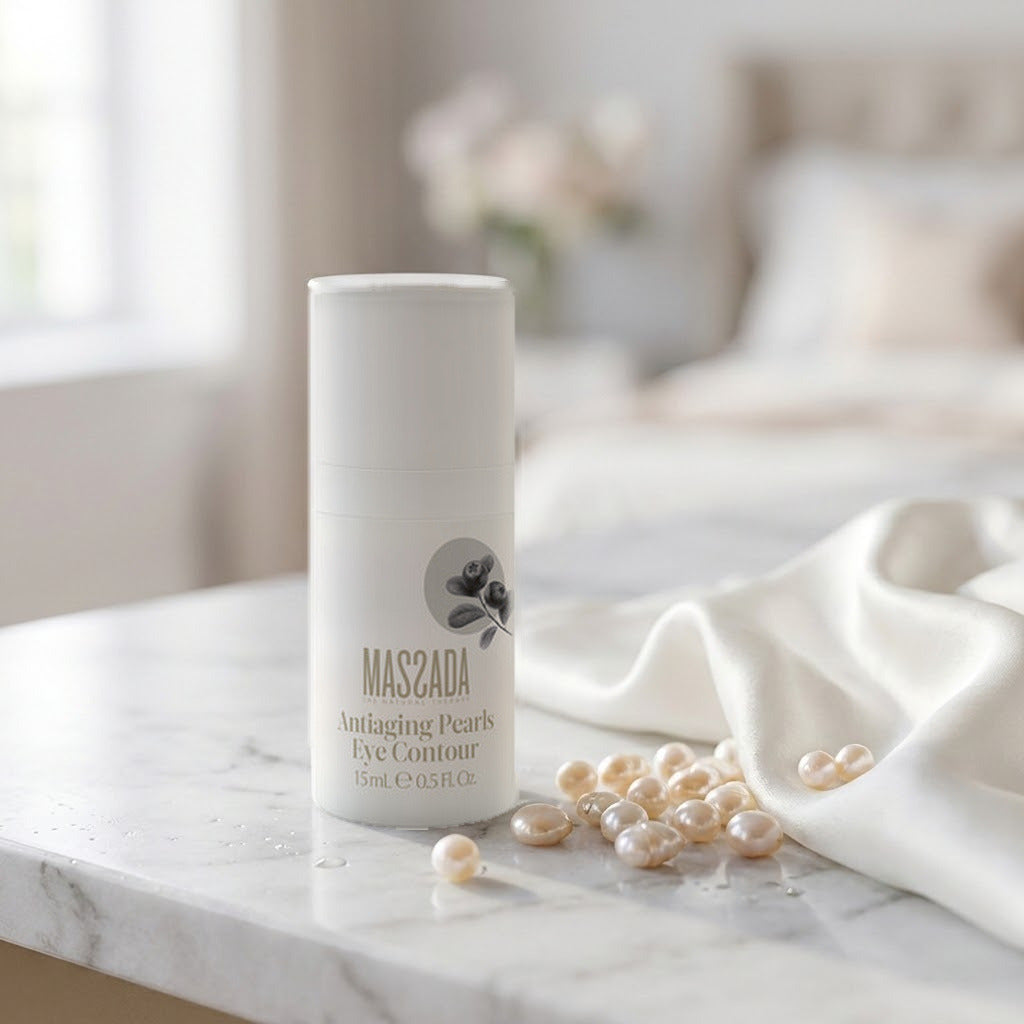 Massada Antiaging Pearls Eye Contour 15 ml sobre encimera de mármol con perlas y un paño de satén blanco
