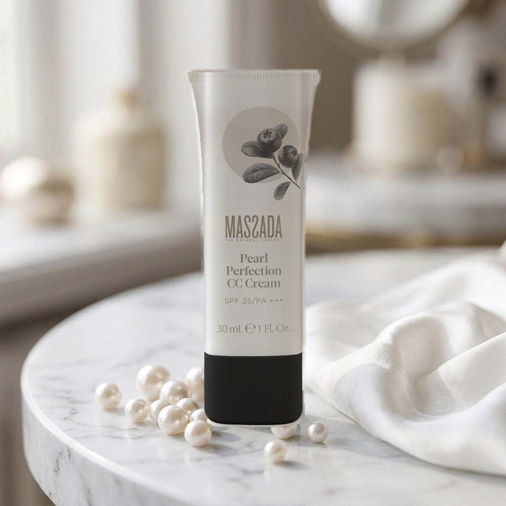 Massada CC Cream Pearl Perfection SPF 25 / PA+++ 30 ml sobre una mesa de mármol con perlas y un paño blanco