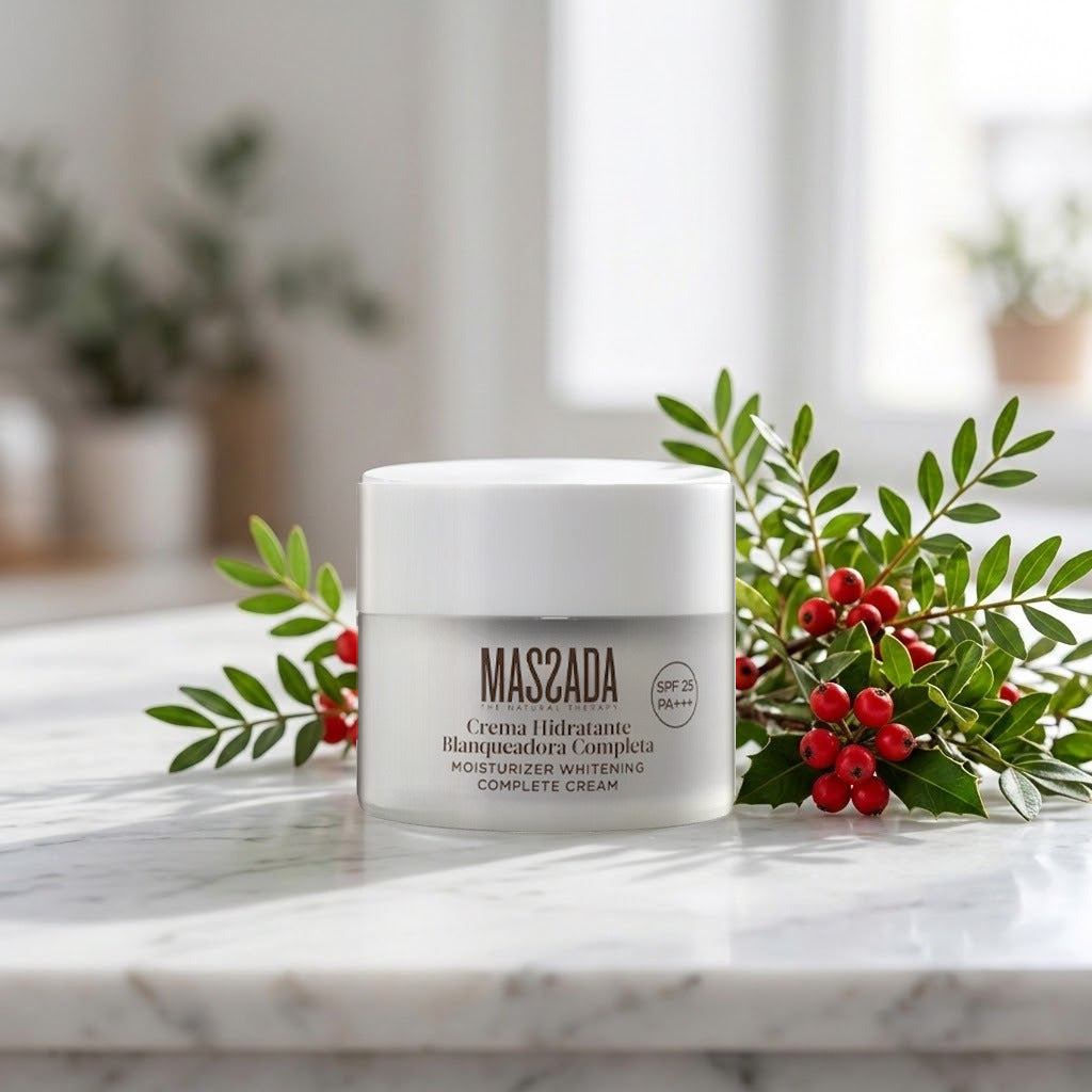 Massada Crema Hidratante Blanqueadora Completa SPF 25 50 ml sobre una encimera de mármol, junto a ramitas verdes