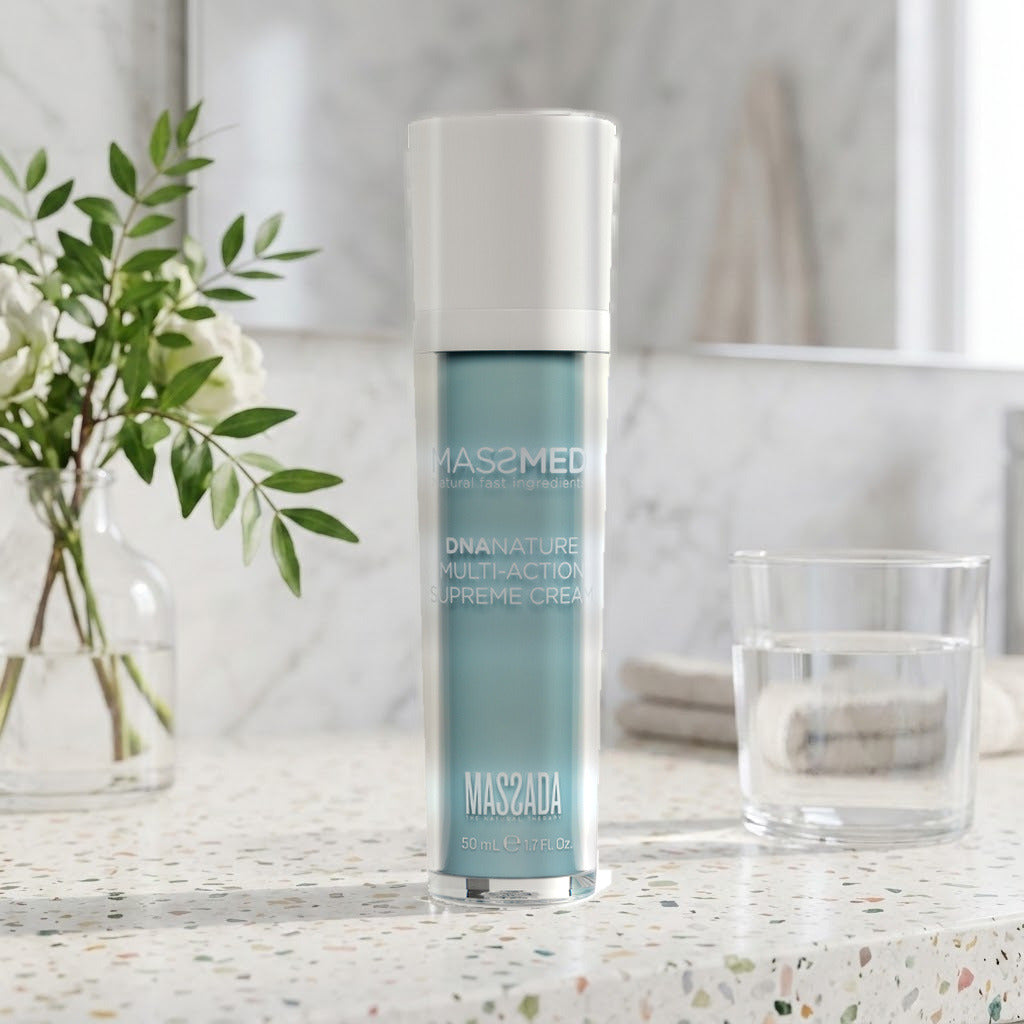 Massada DNA Nature Multi-Action Supreme Cream 50 ml en encimera de baño con jarrón de hojas verdes y vaso de agua