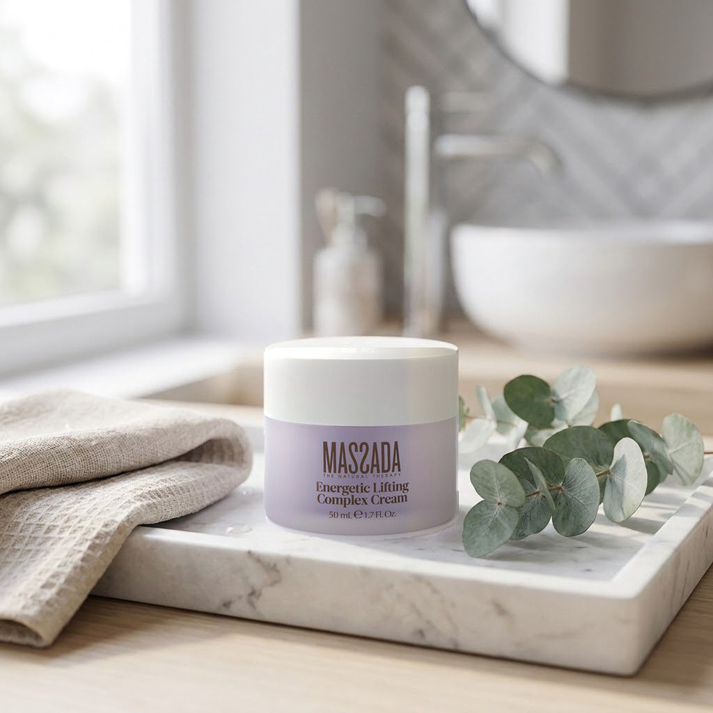 Massada Energetic Lifting Complex Cream 50 ml sobre una bandeja de mármol, junto a un paño de lino y ramas verdes