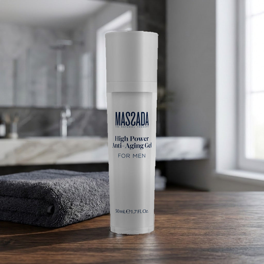 Massada Men High Power Anti-Aging Gel 50 ml sobre una encimera de madera junto a una toalla gris en un baño
