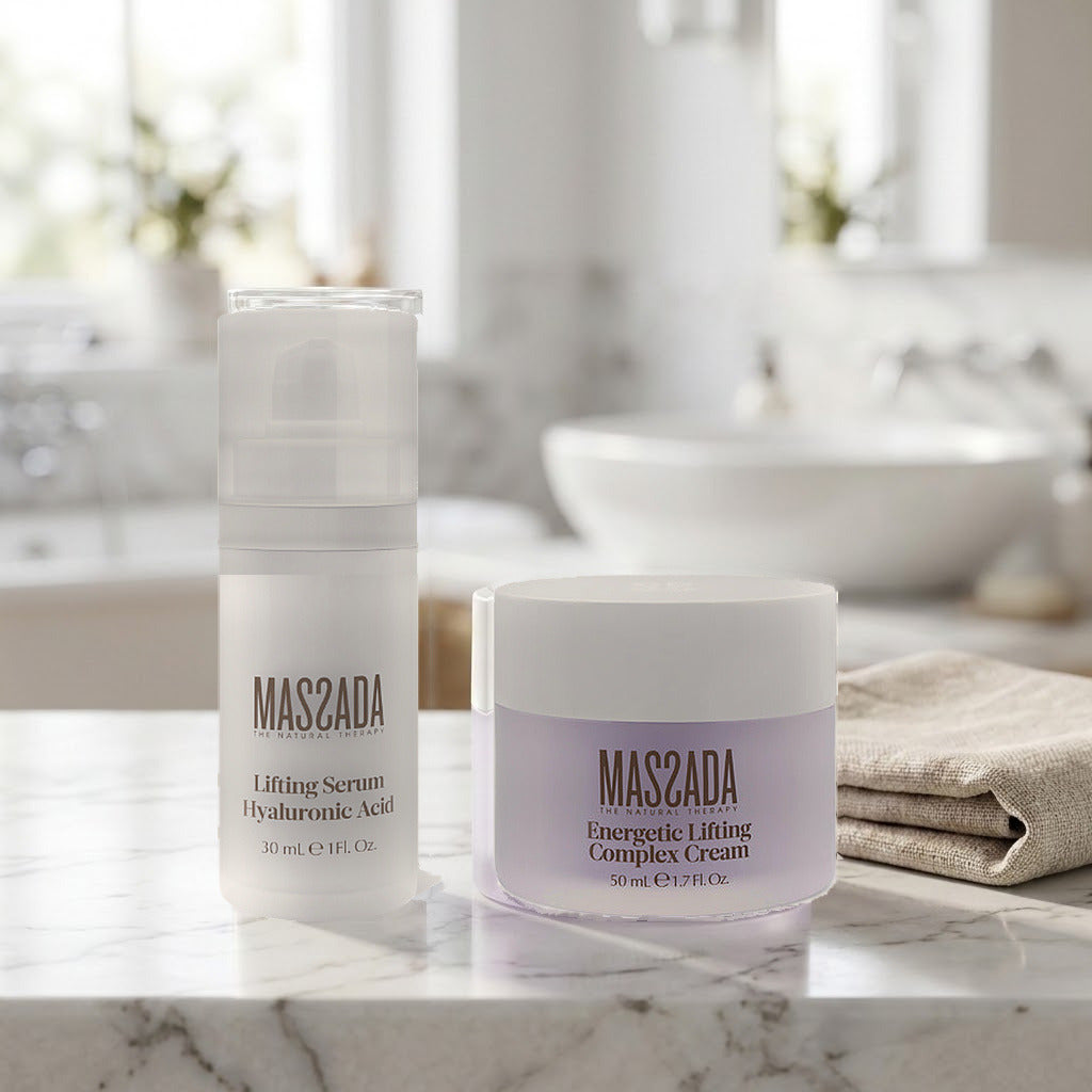 Pack Massada Ácido Hialurónico: sérum y crema sobre una encimera de mármol blanco en un baño, junto a una toalla de lino