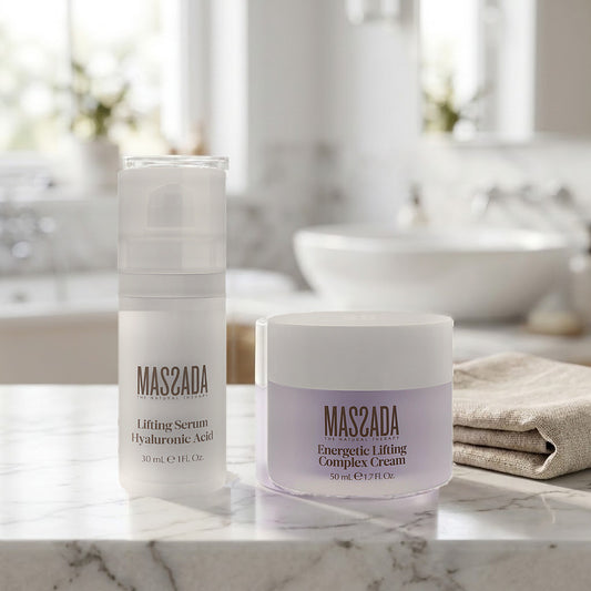 Pack Massada Ácido Hialurónico: sérum y crema sobre una encimera de mármol blanco en un baño, junto a una toalla de lino