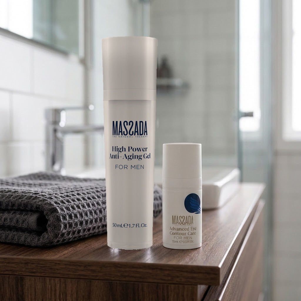 Pack Massada Men: gel y contorno de ojos sobre un mueble de madera oscura en un baño, junto a una toalla gris